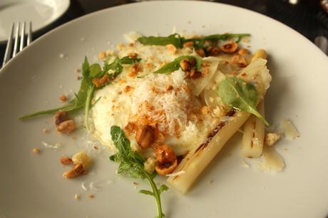 Asperges blanches, œuf au plat… © P.Faus
