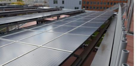 Des panneaux photovoltaïques permettent à une école de Saint-Ouen (région parisienne) de se fournir en électricité (eau chaude, éclairage). Photo prise le 7 octobre 2015 (c) Afp