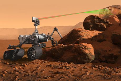 L’instrument SuperCam, disposé au sommet du mât de Mars 2020, pourra analyser la signature minérale et chimique d’une cible aussi petite qu’une pointe de crayon à une distance de 7 mètres — Crédit : NASA, JPL