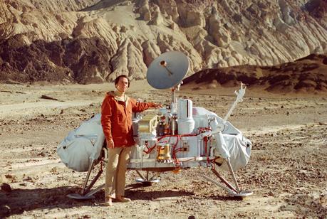 Carl Sagan pose à côté d’un modèle de l’atterrisseur Viking, non pas sur Mars mais dans la Vallée de la Mort — Crédit : NASA