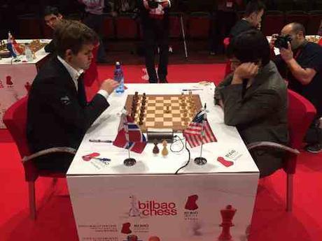 Ronde 9: Le début de la partie d'échecs du jour entre le leader du tournoi Magnus Carlsen et Wesley So - Photo © Juan Carlos Fdez Ronde 9: Le début de la partie d'échecs du jour entre le leader du tournoi Magnus Carlsen et Wesley So - Photo © Juan Carlos Fdez
