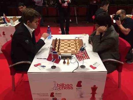 Ronde 9: Le début de la partie d'échecs du jour entre le leader du tournoi Magnus Carlsen et Wesley So - Photo © Juan Carlos Fdez