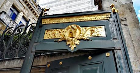 L'entrée de l'Hôtel Païva, avenue des Champs-Elysées
