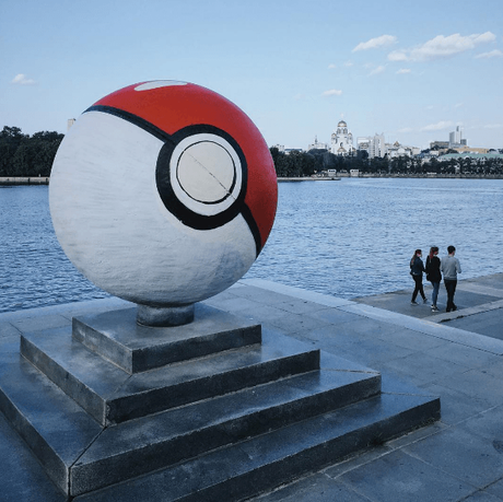 Cet artiste a transformé une structure de granit en Pokéball ! #PokemonGo