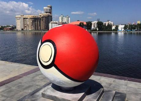Cet artiste a transformé une structure de granit en Pokéball ! #PokemonGo