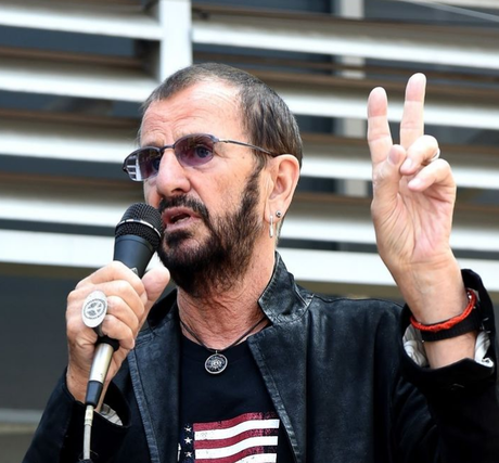 Des amis et des fans célèbrent l'anniversaire de Ringo Starr