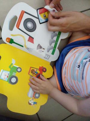 Dans sa bibliothèque, il y a... #4 : ses premières activités d'autocollants repositionnables de chez Lito