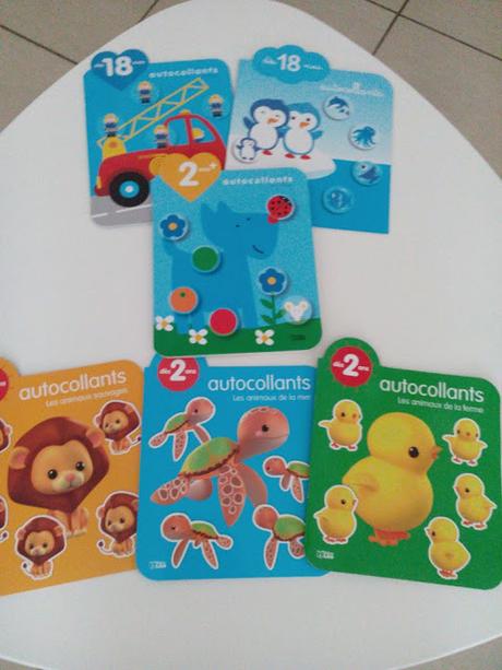 Dans sa bibliothèque, il y a... #4 : ses premières activités d'autocollants repositionnables de chez Lito