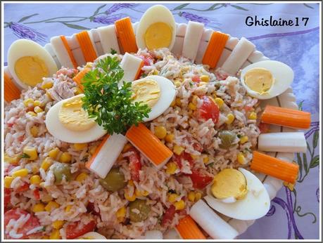 Salade de riz au thon, maïs, tomate, surimi, oeuf dur