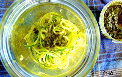 Spaghettis de courgettes au pesto ;  2 ingrédients pour jour de canicule
