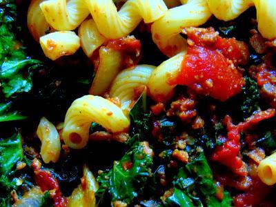 Pâtes aux tomates, kale, et béchamel