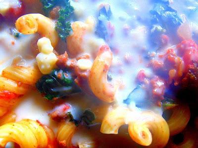 Pâtes aux tomates, kale, et béchamel