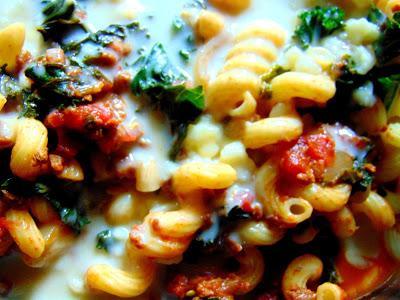 Pâtes aux tomates, kale, et béchamel