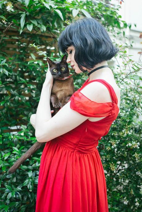 Scarlett girl with cat