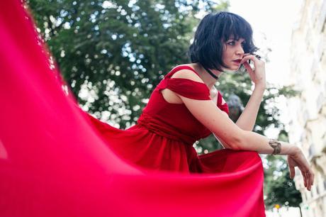 Scarlett girl in red