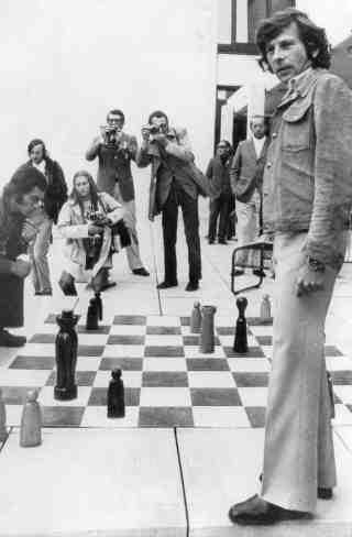 Le cinéaste Roman Polanski durant une partie d'échecs dans le village olympique, le 20 août 1972