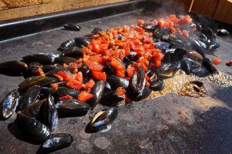 MOULES TOMATES CHORIZO PLANCHA MOULES TOMATES CHORIZO PLANCHA