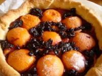 tarte cassis et abricots sur assiettes et gourmandises
