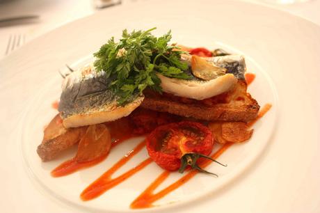 Sardines fraiches juste saisies, pain grillé, tomates © P.Faus