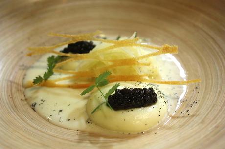 Caviar de Sologne, crémeux de pommes de terre, cheveux d'anges © P.Faus