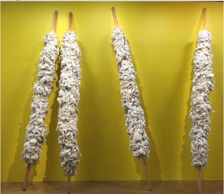 Jannis Kounellis, Sans titre,1968 , Laine brute fixée avec des cordes sur 4 bâtons en bois, 515 x 700 x 75 cm. Original détruit en 1973.2ème Version réalisée en 1982 