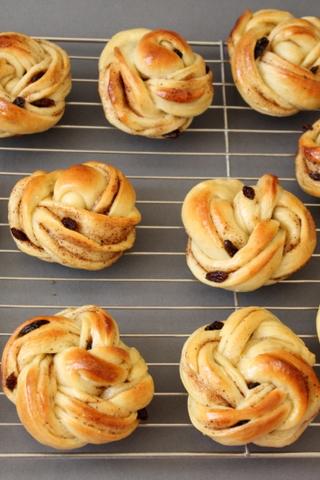 BUNS A LA CANNELLE ET AUX RAISINS