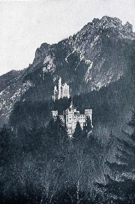 Photographie: les châteaux de Hohenschwangau et de Neuschwanstein en enfilade (avant 1904)