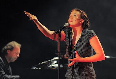 Kerstin Heiles chante Edith Piaf à la Künstlerhaus de Munich le 26 août