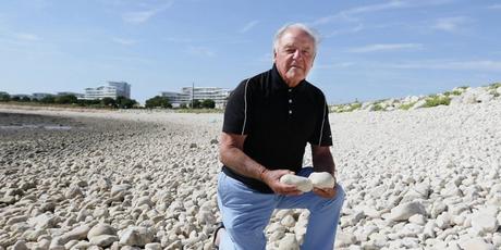 Gérard Gomez voudrait recouvrir de sable les galets de la baie de Roux.