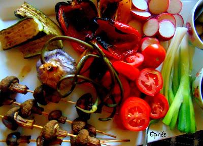 Brochettes de champignons au pesto avec légumes et tofu grillés