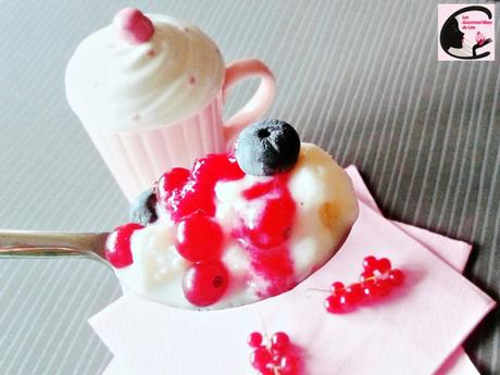 #frozenyogurt #yaourtglacé #glace #dessertlight #fruitsrouges #myrtilles #groseilles #coulis #topping #gourmandise