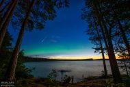 Perséide surprise dans le ciel de Suède, dans la nuit du 12 au 13 août 2016. Au même moment, à d’autres niveaux dans l’atmosphère terrestre, une aurore verdâtre dansait au-dessus d’une bande de nuages noctulescents (nuages glacés de haute altitude). © Göran Strand