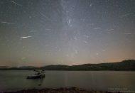 Image composite réunissant 29 météores photographiés au cours de la nuit du 11 au 12 août 2016. Le radiant de l’essaim météoritique est clairement visible au centre, en direction de la constellation de Persée, alors en pleine ascension au-dessus du lac Collins, en Californie. © Rick Whitacre, Flickr