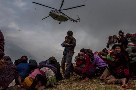 Nouvelles générales, 3e prix - Histoires Daniel Berehulak, Australie, pour The New York Times Suites d’un séisme 9 mai 2015, Népal. Des villageois népalais observent un hélicoptère cueillir une équipe médicale venue à leur secours depuis une zone d’atterrissage de fortune aménagée dans le village de Gumda. 