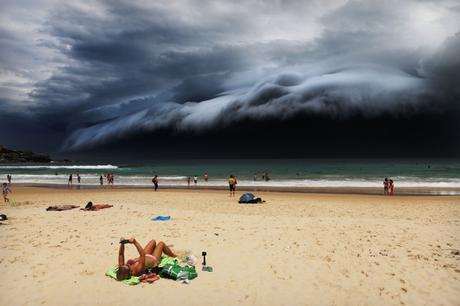 Nature, 1er prix – Photos uniques Rohan Kelly, Australie, pour le Daily Telegraph Orage sur Bondi Beach 6 novembre 2015. Une imposante barrière de nuage en direction de Bondi Beach. Cette masse nuageuse faisait partie d'un front météorologique porteur d’orages violents. Les médias locaux font alors état de vents destructeurs, de grêlons de la taille de balles de golf et de fortes précipitations. Ces barrières nuageuses sont constituées de la rencontre entre un courant d'air frais descendant et un courant d'air chaud, plus sombre, matérialisé par des couches de nuages peu épaisses. 