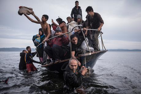 Nouvelles générales, 1er prix – Histoires Sergey Ponomarev, Russie, pour The New York Times Reportage sur la crise des réfugiés en Europe Des réfugiés arrivent par bateau près du village de Skala, à Lesbos (Grèce), le 16 novembre 2015. 