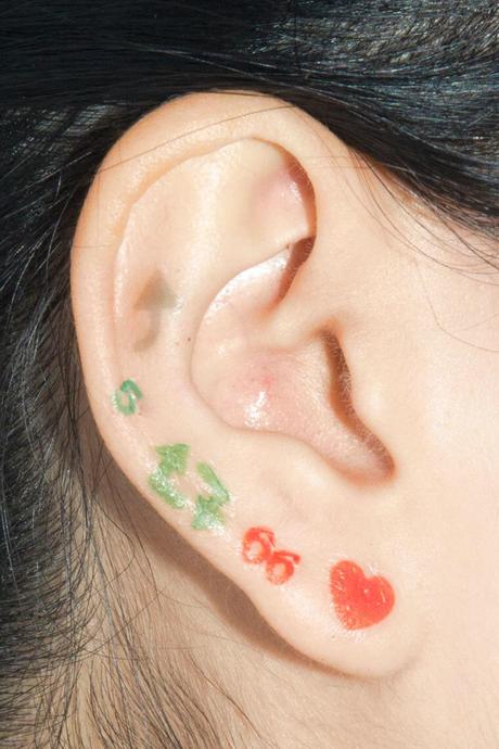 Cet artiste se fait tatouer les icônes des réseaux sociaux sur la peau
