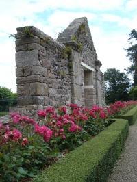 bienassis,château,castle,jardins,gardens,erquy,britanny,brittany,bretagne,roses,bushes,buissons,ruines,ruins, rempart
