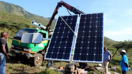 Installation d'une panneau solaire au Kenya