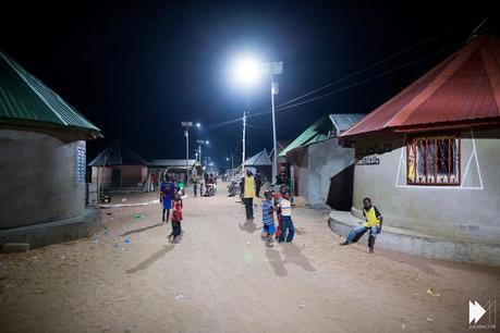 Village éclairé grâce aux installations d'Akon Lighting Africa