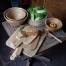   Planche à découper en manguier lien cuir Niju Nkuku  
 Ces jolies planches à découper en manguier brut seront du plus bel effet dans la cuisine, simplement accrochées par leur lien de cuir. Au delà de la découpe, on utilise ces planches pour la présentation des apéritifs type tapas ou encore de la charcuterie ou du fromage, pour des tables conviviales et authentiques. 
 La marque Nkuku s'applique à proposer des produits écologiques : ici, le manguier est issu d'arbres plantés pour leurs fruits qui une fois exploités sont recyclés. Aucune déforestation n'a été nécessaire à la réalisation de ces planches à découper. 
  Prix indicatif :  de 29,90 euros à 49,90 euros la planche sur le site  www.decoclico.fr  
