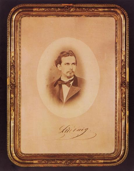 Une photographie portrait signée par le Roi Louis II de Bavière