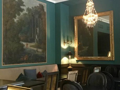 TEA TIME CHEZ MISS MARPLE : TABLES NAPPÉES, VELOURS ET SCONES DIABOLIQUES