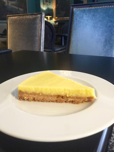 TEA TIME CHEZ MISS MARPLE : TABLES NAPPÉES, VELOURS ET SCONES DIABOLIQUES