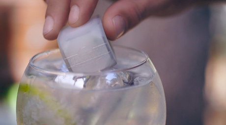 Ce glaçon connecté va avertir le serveur lorsque qu’il faut vous resservir