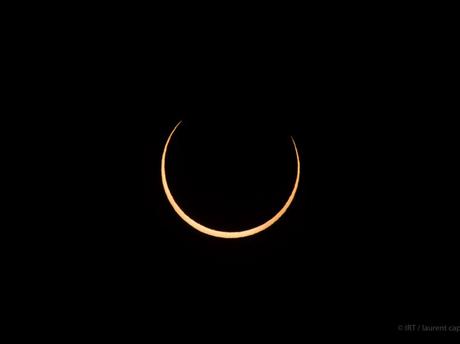 Un fin anneau de feu se profile. Photo prise à la Réunion. © IRT, Laurent Capmas