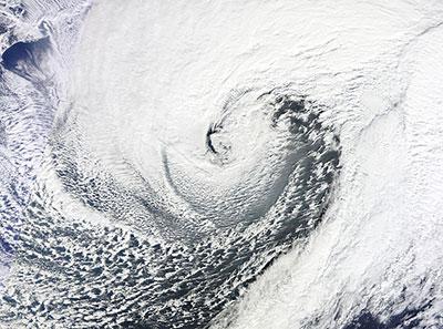 A powerful extratropical cyclone east of Japan in January 2013