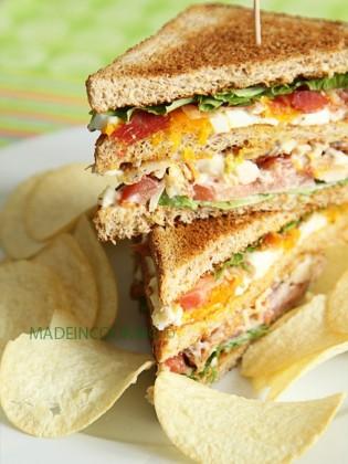 club-sandwich-poulet-roti-bacon-oeuf-tomates