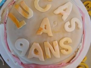 Gâteau d’anniversaire « spécial 9 ans ‘déjà’ »  