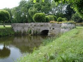 pont, bridge, douves, moat, water, eau, river, rivière, bienassis, erquy, bretagne, britanny, brittany, france, domain, domaine, pré, meadow, field, trees, arbres